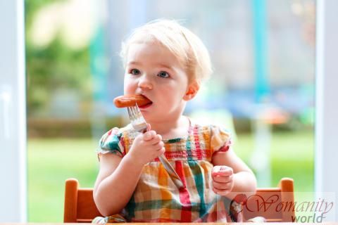Voedingsmiddelen te vermijden tijdens het eerste jaar van de baby