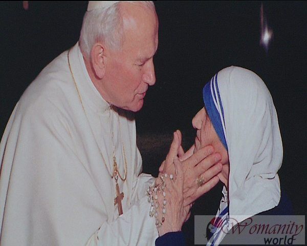 Gesegnete Hände, die Herzen zu Mutter Teresa de Calcuta betrieben.