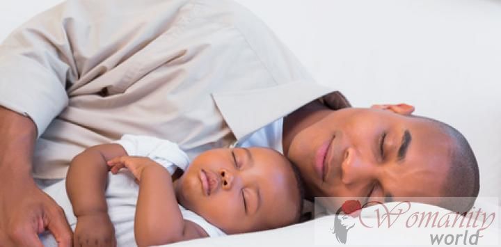 Risiko des plötzlichen Todes, wenn das Baby schläft auf der Couch