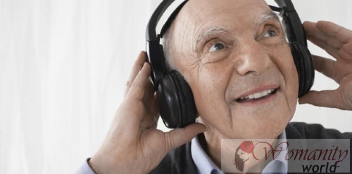 Musiktherapie kann die Symptome von Alzheimer entlasten.