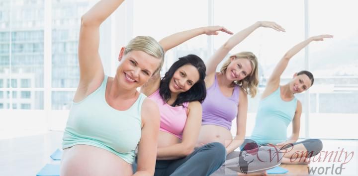 Yoga aan het einde van de zwangerschap komt de moeder en het ongeboren kind
