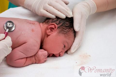 Medizinische Tests das Baby im Kreißsaal