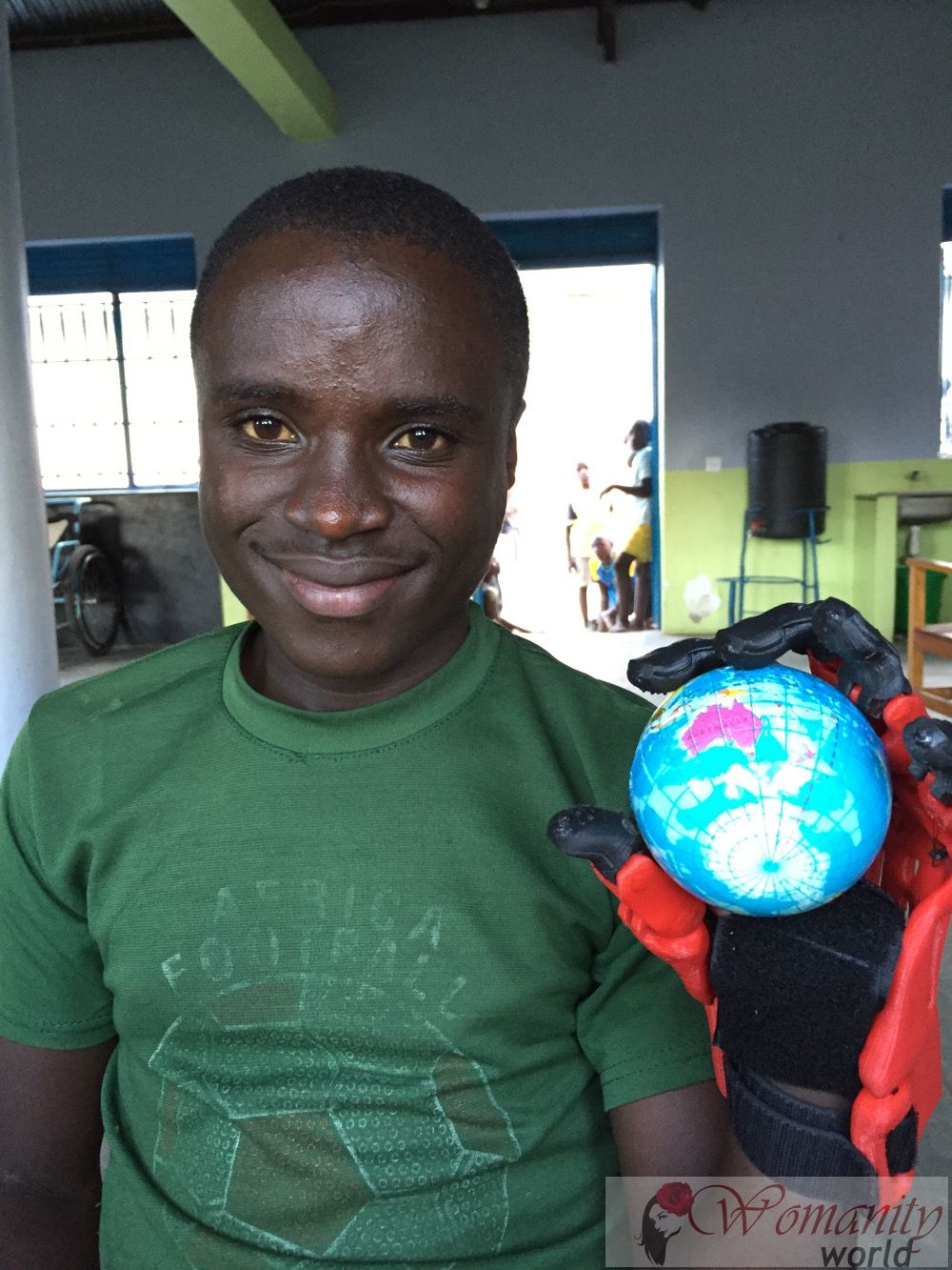 Een jonge Oegandese slaagt erin om een ​​hand te hebben door middel van een 3D gedrukt prothese.