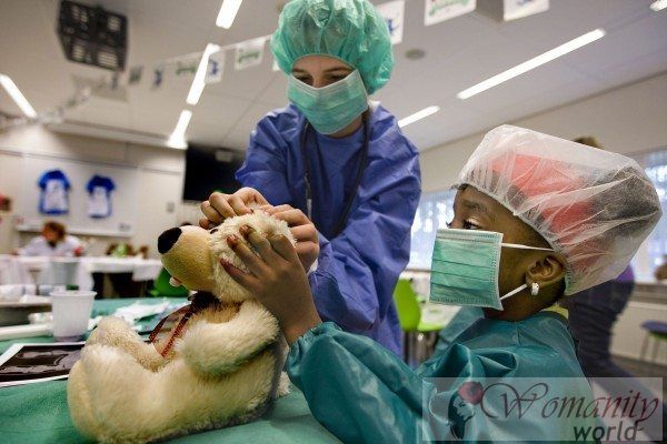 Un patient hospitalisé médecin ours en peluche enfants.