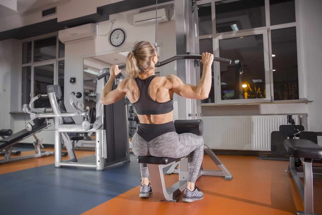 Hur man gör en Lat Pulldown: Tekniker, fördelar, variationer