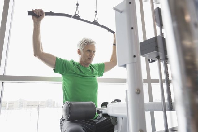 Hur man gör en Lat Pulldown: Tekniker, fördelar, variationer