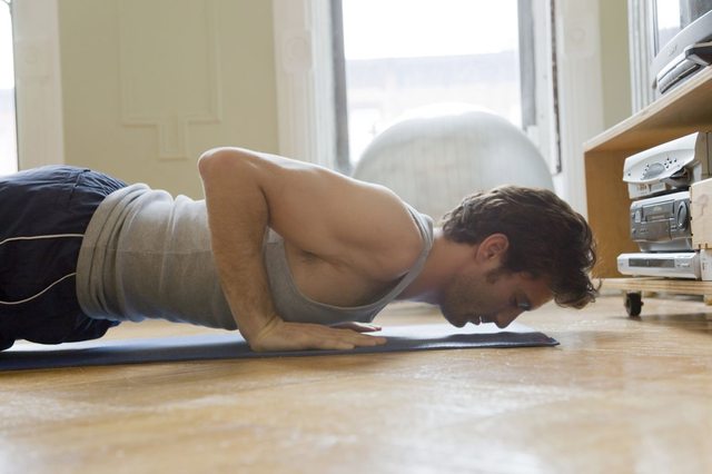 Hur man gör Low Plank (Chaturanga Dandasana) i Yoga