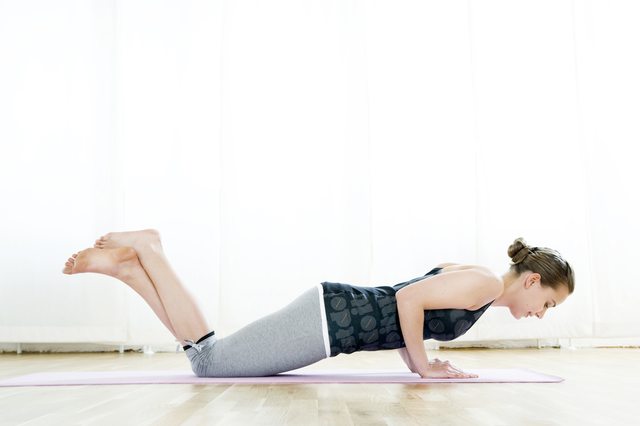 Hur man gör Low Plank (Chaturanga Dandasana) i Yoga
