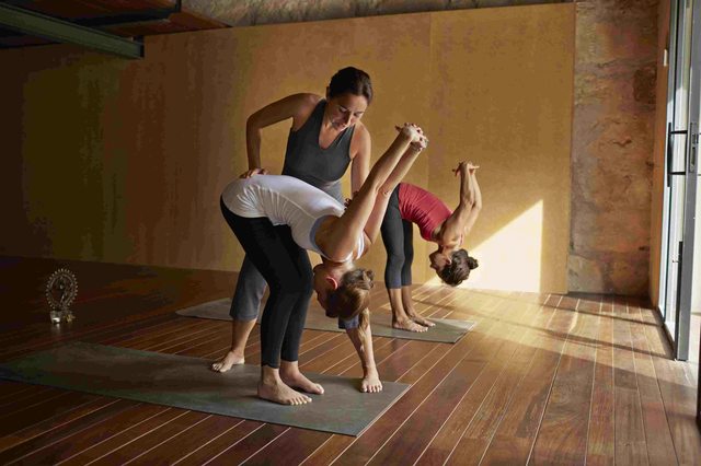 Hur man gör yoga på ett plan