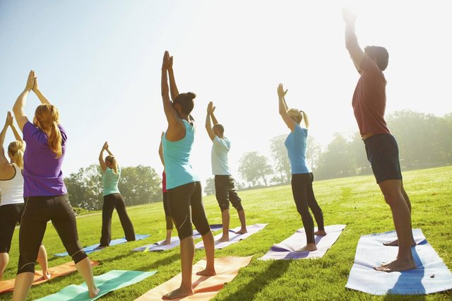 Hur man sparar pengar och gör yoga för billigt