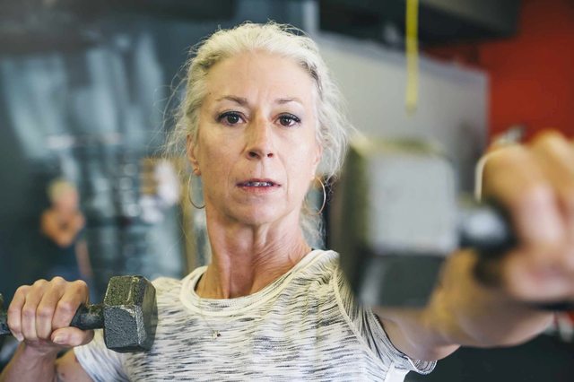 Total kroppsstyrka träning för seniorer