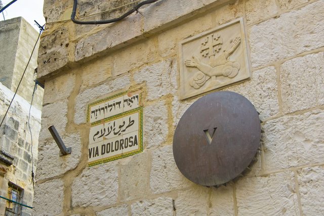 Går Via Dolorosa i Jerusalem
