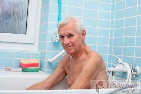 Wie das Bad für eine ältere Person anzupassen.