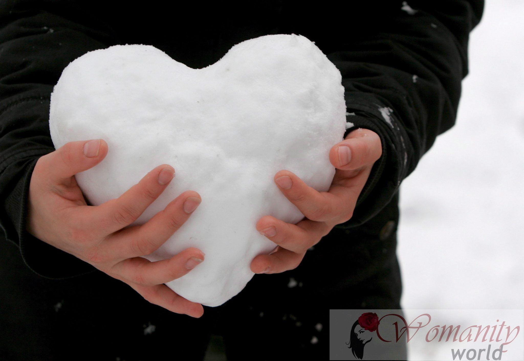 Снежное сердце в руках
