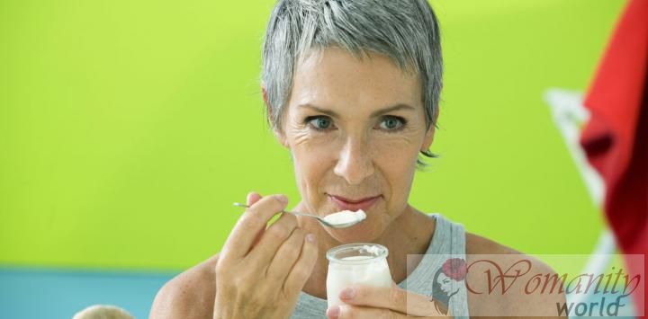 Een yoghurt per dag kan het verbeteren van gezondheid van de botten van de vrouwen