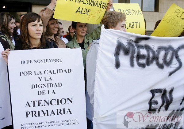 I medici sostengono che il sistema sanitario è la più grande società in Spagna temporanea